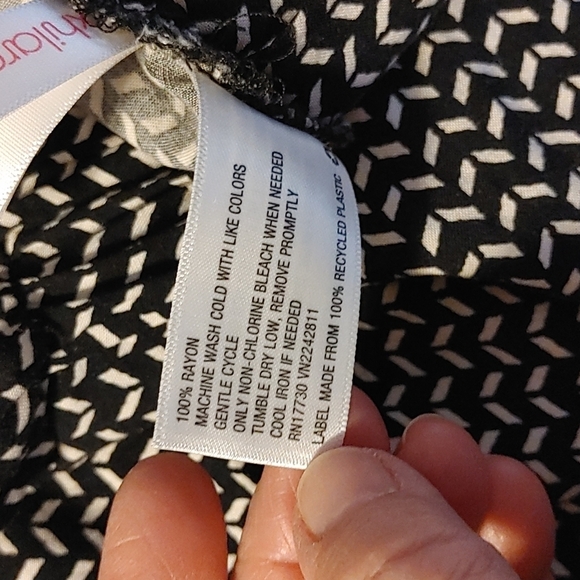 Women's Black & White Capris - Picture 6 of 7